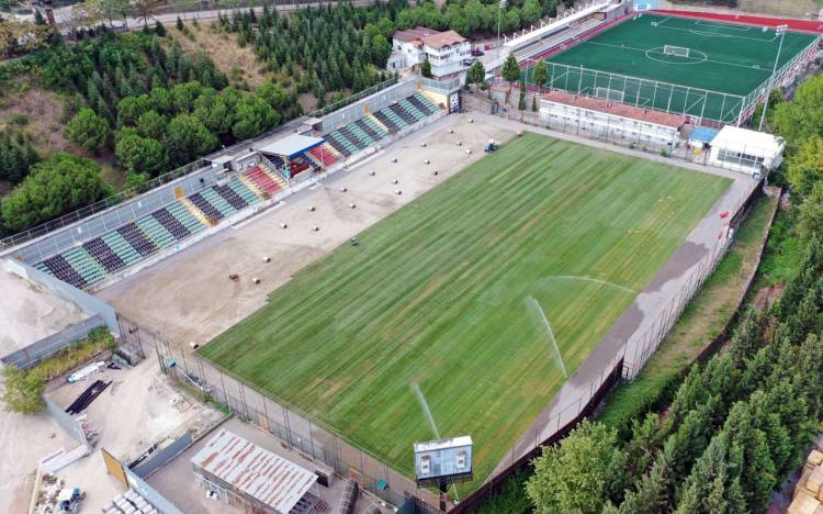 Kocaeli'de Derince Stadı'nın çimleri seriliyor