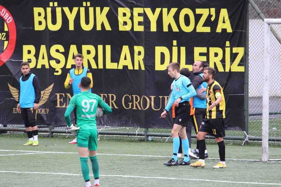 Beykoz'da Top toplayıcı çocuk gol kurtardı